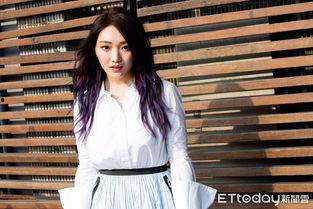 阎奕格 照片,光影交织下的音乐精灵